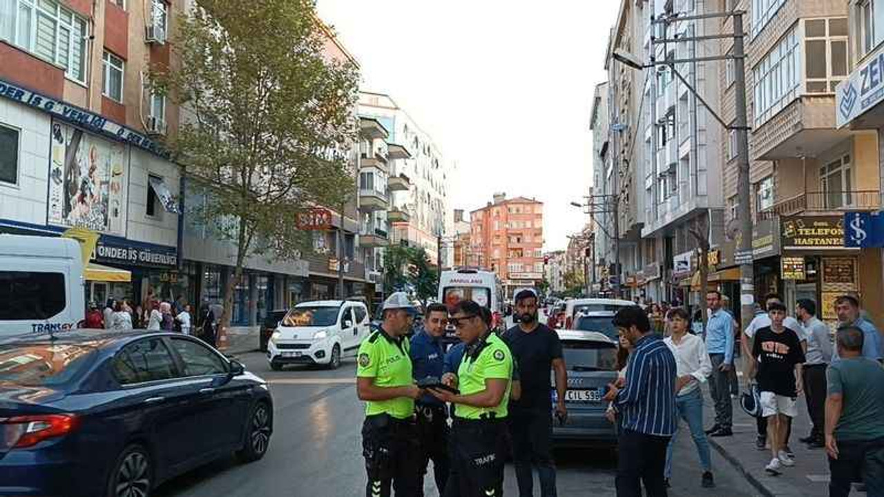 Otomobile çarpan motosiklet yola savruldu: Yaralılar var
